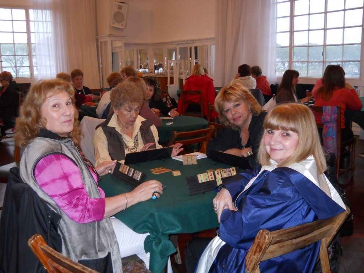 Tarde de té y juegos para damas