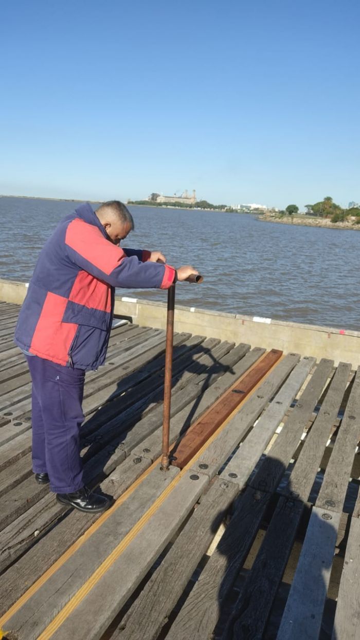 Seguimos renovando los tablones del muelle