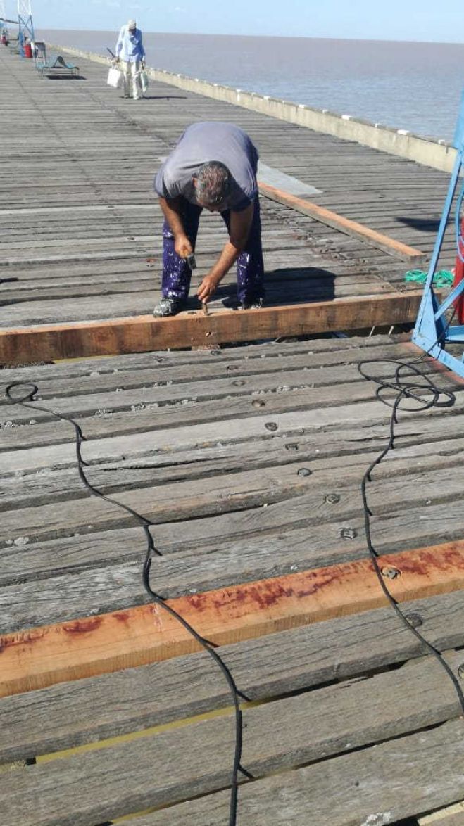 Continuamos con el cambio de tablones en el muelle