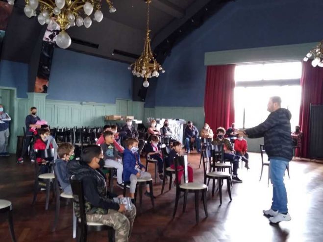 Primera clase de la Escuela de Pesca para Niños del Club de Pescadores