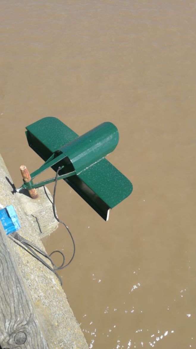 Se están pintando los faroles de abajo del muelle