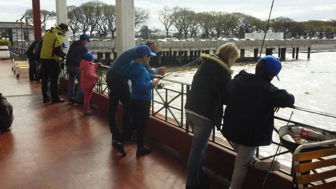 Ni la lluvia ni el viento desalientan a los chicos de la escuelita